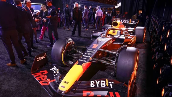 Der neue Formel-1-Rennwagen RB19 von Red Bull Racing wird w&auml;hrend einer Veranstaltung enth&uuml;llt. - &copy; Seth Wenig/AP/dpa