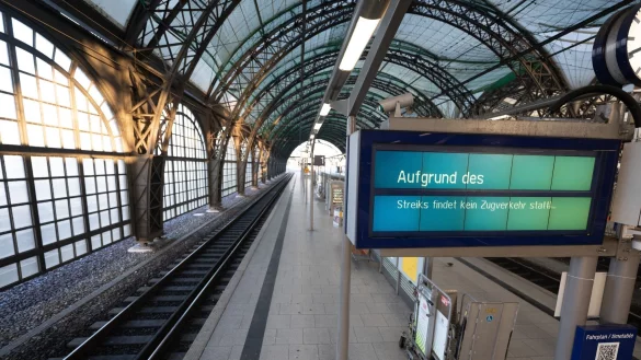 Keine Z&uuml;ge und keine Menschen im Hauptbahnhof Dresden. - &copy; Sebastian Kahnert/dpa