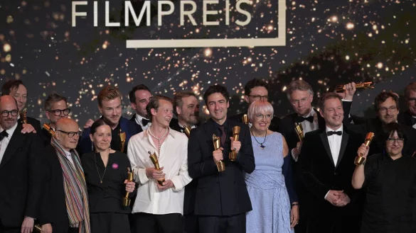 Zusammen mit Kulturstaatsministerin Claudia Roth (im blau-wei&szlig; gestreiften Kleid) stehen die Preistr&auml;ger des Deutschen Filmpreises auf der B&uuml;hne. - &copy; Hannes P. Albert/dpa