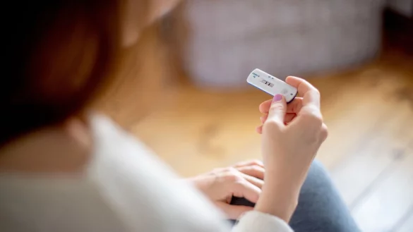 Zwei Striche: Im Herbst nehmen die Coronainfektionen wieder zu. - &copy; Zacharie Scheurer/dpa-tmn