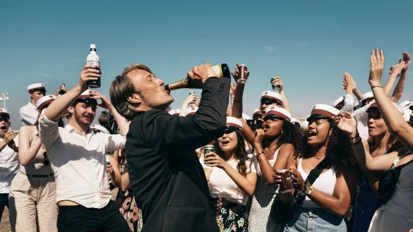 Der Geschichtslehrer Martin (Mats Mikkelsen, M) stellt sich gemeinsam mit weiteren Lehrern einem Selbstexperiment. - &copy; Henrik Ohsten/ARD Degeto/dpa