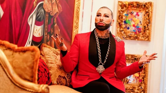 Modedesigner Harald Gl&ouml;&ouml;ckler in seinem Haus in Kirchheim an der Weinstra&szlig;e. - &copy; Uwe Anspach/dpa