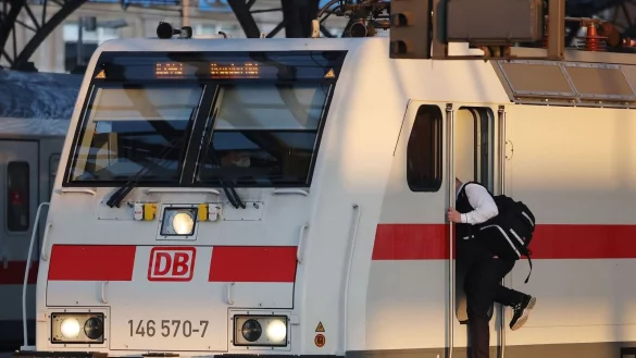 Ein Lokführer steigt in einen Triebwagen. - © Oliver Berg/dpa