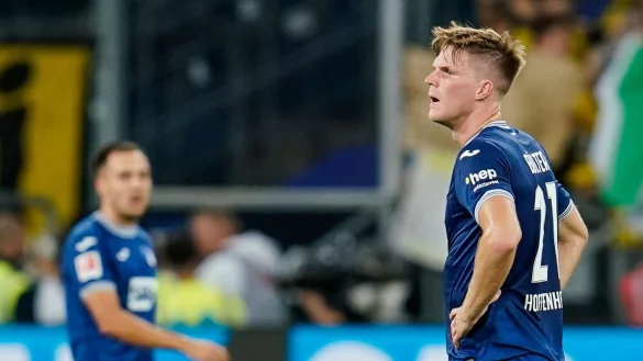 Hoffenheims Marius B&uuml;lter steht auf dem Spielfeld. - &copy; Uwe Anspach/dpa