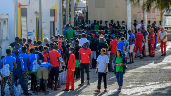Migranten auf der Insel Lampedusa. - © Marcello Valeri/ZUMA Press Wire/dpa