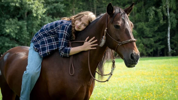 Anni (Martha Haberland) liebt Pferde. - &copy; Christine Schroeder/Plaion Pictures/dpa