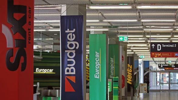 Für viele beliebte Reiseziele in Europa sind die Mietwagenpreise zu Ostern niedriger als vor einem Jahr. - © Oliver Berg/dpa/Archiv