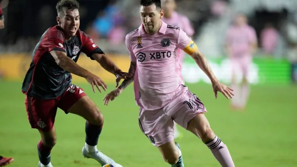 St&uuml;rmer Lionel Messi musste in der 37. Minute gegen Toronto offenbar mit Problemen am Bein vom Platz. - &copy; Wilfredo Lee/AP