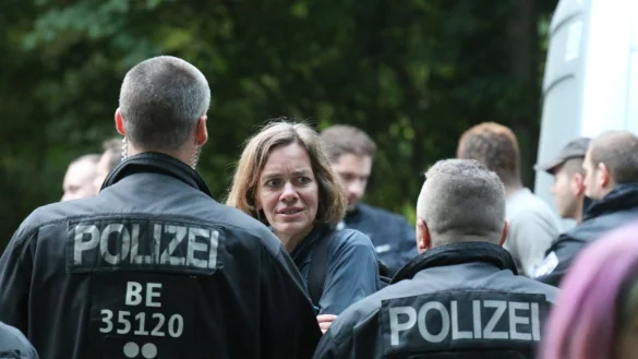 Die Landtagsabgeordnete Juliane Nagel im Gespr&auml;ch mit Polizisten bei der Demonstration am 1. Juni in Leipzig. - &copy; News5 / Desk/NEWS5/dpa
