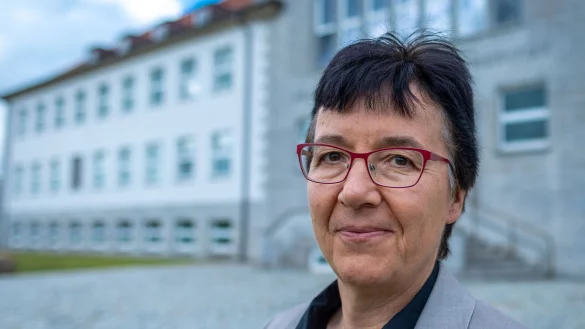 Christa K&uuml;hn, die neue Pr&auml;sidentin des Friedrich-Loeffler-Instituts (FLI), vor dem Institut auf der Ostseeinsel Riems. - &copy; Jens B&uuml;ttner/dpa