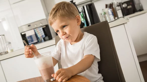 Mmmh, lecker, finden viele Kinder: Beim typischerweise mit Milch anger&uuml;hrten Kakaopulver liegt das daran, dass dieses oft sehr s&uuml;&szlig; ist. - &copy; Christin Klose/dpa-tmn