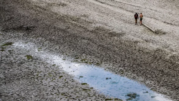 Extemes Niedrigwasser am Stausee Lac de Sainte-Croix in S&uuml;dfrankreich. - &copy; Jan Woitas/dpa