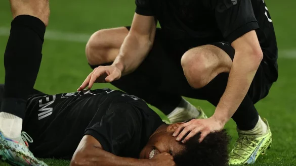 Dortmunds Karim Adeyemi liegt verletzt am Boden. - &copy; Rolf Vennenbernd/dpa