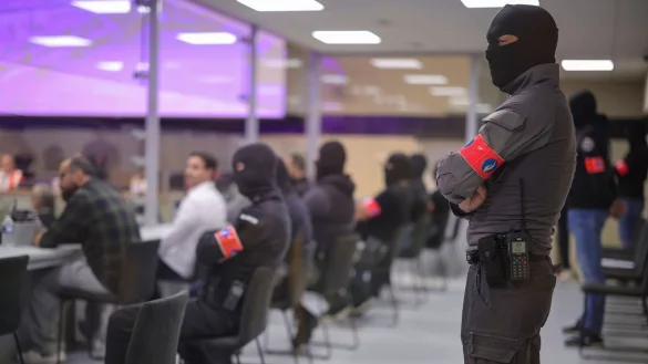 Sicherheitsbeamte im Gerichtssaal. Im Prozess um die islamistischen Anschl&auml;ge 2016 in Br&uuml;ssel haben die Geschworenen mehrere der zehn Angeklagten des terroristischen Mordes schuldig gesprochen. - &copy; Olivier Matthys/Pool EPA/AP/dpa