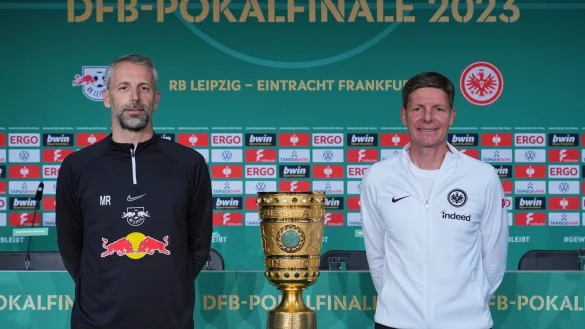 Spielem um den Pokal: Leipzig-Coach Marco Rose (l) und Eintracht-Trainer Oliver Glasner. - &copy; Soeren Stache/dpa