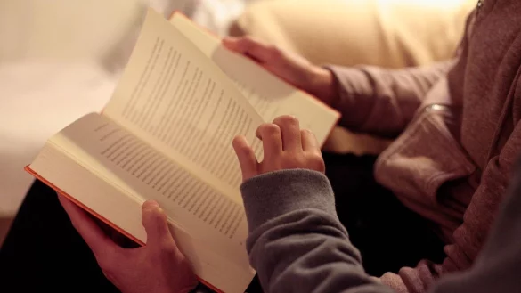 Eine Mutter liest ihrer kleinen Tochter aus einem Buch vor. - &copy; Hans-Thomas Frisch/dpa