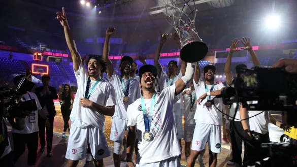 Die Bonner Spieler TJ Shorts II, Collin Malcolm, Deane Williams, Michael Kessens und Javontae Hawkins beim Feiern. - &copy; Matthias Stickel/dpa