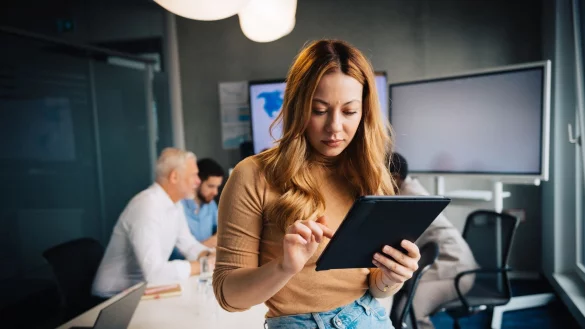 Illegale Machenschaften des eigenen Arbeitgebers melden? Das erfordert oft Mut. - © Zacharie Scheurer/dpa-tmn
