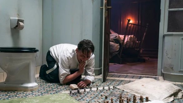 Oliver Masucci als Bartok in einer Szene des Films &laquo;Schachnovelle&raquo;. - &copy; Julia Terjung/ARD Degeto/Studiocanal/dpa