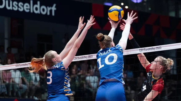 Schwedens Linda Andersson (l) und Isabelle Haak (M) stellen einen Block gegen den Schlag von Lina Alsmeier. - &copy; Marius Becker/dpa
