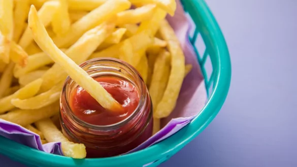 Er ist zu Pommes für viele ein Muss: Doch im Test war nur jeder zweite Ketchup empfehlenswert. Oft ist er zu süß oder mit Schimmelpilzgift versetzt. - © Christin Klose/dpa-tmn