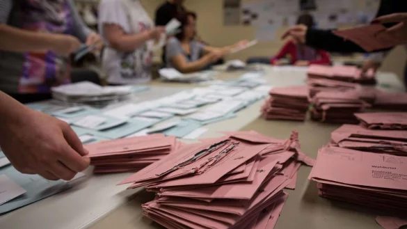 In einem Briefwahllokal in Berlin werden rote Wahlbriefe sortiert (Archivbild): &laquo;Die Zettel waren vorhanden, wurden aber nicht richtig weitergeleitet.&raquo; - &copy; Maja Hitij/dpa