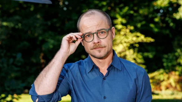 Der Schauspieler Matthias Koeberlin steht am Set einer ZDF-Produktion. - &copy; Axel Heimken/dpa