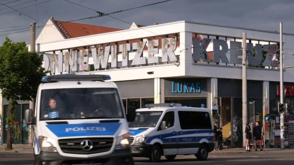 Polizeifahrzeuge passieren das Connewitzer Kreuz. - &copy; Sebastian Willnow/dpa