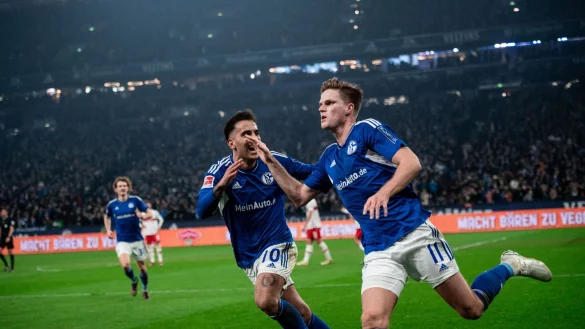 Schalkes Marius B&uuml;lter (r) jubelt zusammen mit Schalkes Rodrigo Zalazar Martinez (l) nach dem 2:0. - &copy; Fabian Strauch/dpa