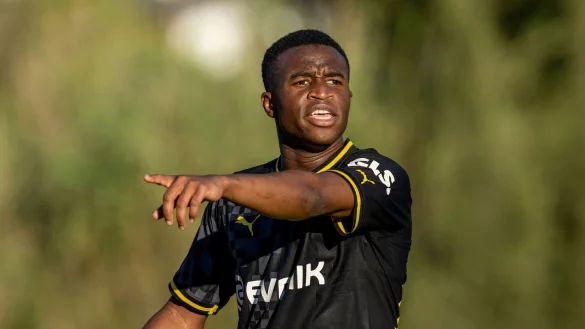 Dortmunds Youssoufa Moukoko gibt Anweisungen. - &copy; David Inderlied/dpa/Archivbild