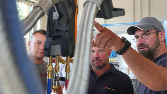 Meistersch&uuml;ler Martin Scholz (r) unterh&auml;lt sich mit Kollegen im W&auml;rmepumpen-Labor auf dem Bildungs- und Innovationscampus der Handwerkskammer Potsdam (BIH). - &copy; Soeren Stache/dpa