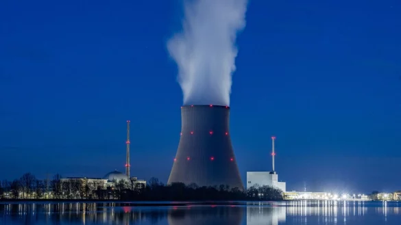 Wasserdampf steigt aus dem K&uuml;hltum des Kernkraftwerks Isar 2. Laut Atomgesetz soll die endg&uuml;ltige Abschaltung des Kraftwerkes am 15. April erfolgen. - &copy; Armin Weigel/dpa