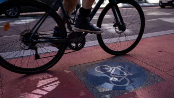 Ein Fahrradfahrer radelt auf einem Radweg. - &copy; Lennart Preiss/dpa