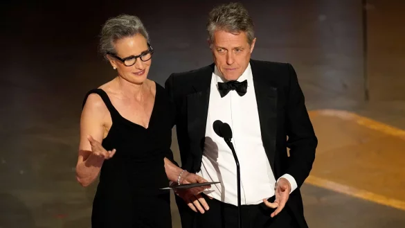 Andie MacDowell und Hugh Grant pr&auml;sentierten den Preis f&uuml;r das beste Produktionsdesign bei der Oscar-Verleihung in Los Angeles. - &copy; Chris Pizzello/Invision/AP