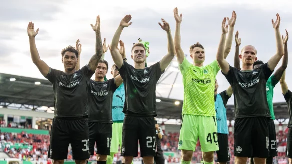F&uuml;rths Torsch&uuml;tze Armindo Sieb (l) und die Mannschaft lassen sich nach dem Sieg von ihren Fans feiern. - &copy; Hendrik Schmidt/dpa