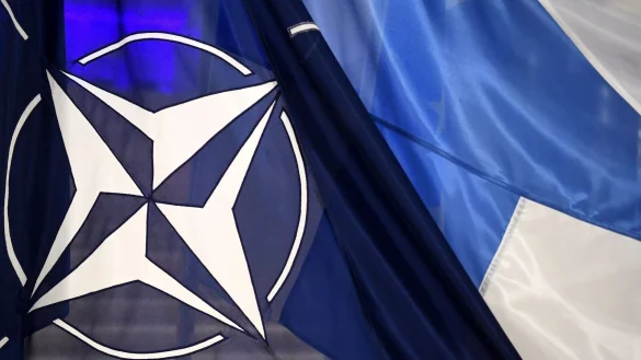 Die Flaggen der Nato (l) und von Finnland. - &copy; Jussi Nukari/Lehtikuva/dpa