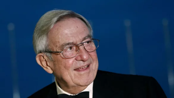 Der ehemalige K&ouml;nig Konstantin II. von Griechenland trifft im Yacht Club of Greece in Pir&auml;us in der N&auml;he von Athen ein (2014). Am Dienstag ist er im Alter von 82 Jahren gestorben. - &copy; Petros Giannakouris/AP/dpa