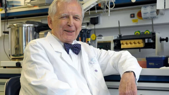 Der deutsche Krebsforscher Harald zur Hausen sitzt in einem Labor im Deutschen Krebsforschungszentrum (DKFZ) im Jahr 2008. - &copy; Ronald Wittek/dpa