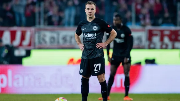 Frankfurts Mario Götze steht nach dem 0:1 am Anstoßkreis. - © Rolf Vennenbernd/dpa