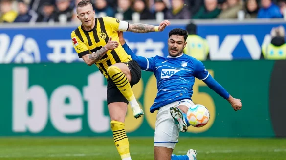 Dortmunds Marco Reus (l) und Hoffenheims Ozan Kabak k&auml;mpfen um den Ball. - &copy; Uwe Anspach/dpa