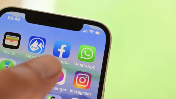 Soziale Medien müssen künftig schärfer gegen illegale Inhalte vorgehen. - © Bernd Weißbrod/dpa