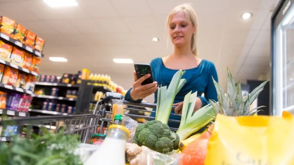 Was kaufe ich denn heute? Bei der Schnäppchensuche im Supermarkt können Preisvergleich-Apps helfen. - © Benjamin Nolte/dpa-tmn