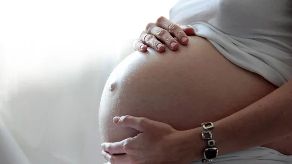 Vorfreude im Bauch, aber auch Ängste, die die Geburt betreffen? Mentale Geburtsvorbereitung soll Frauen für die Entbindung starkmachen. - © Mascha Brichta/dpa-tmn