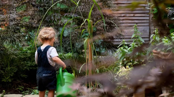Schon die Kleinsten k&ouml;nnen Spa&szlig; an der Gartenarbeit haben, vor allem am Gie&szlig;en. - &copy; Franziska Gabbert/dpa-tmn