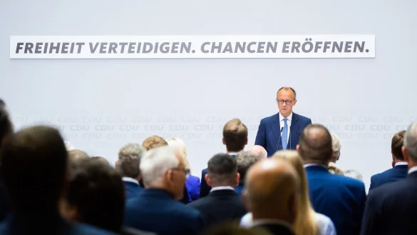 CDU-Chef Friedrich Merz sieht &laquo;Symptome einer handfesten Krise unserer Demokratie&raquo;. - &copy; Christoph Soeder/dpa