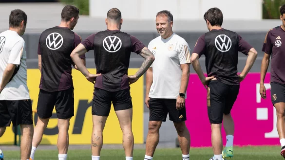 Training vor dem L&auml;nderspiel gegen Kolumbien: Hansi Flick spricht mit Robin Gosens, David Raum und Jonas Hofmann. - &copy; J&uuml;rgen Kessler/dpa