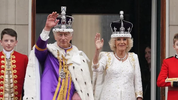 Die frisch gekr&ouml;nten K&ouml;nig Charles III. und K&ouml;nigin Camilla winken vom Balkon des Buckingham Palastes der Menge zu. - &copy; Owen Humphreys/PA Wire/dpa