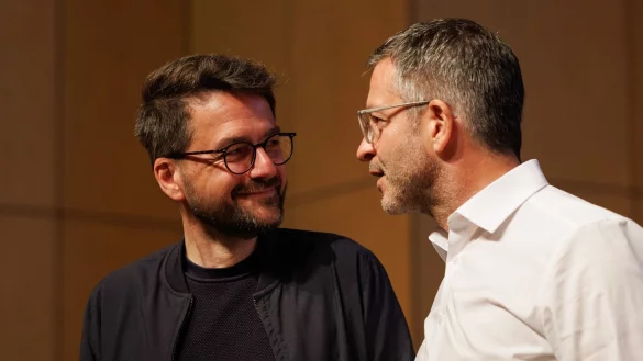 Marc Herter (r), Interimsvorsitzender, spricht mit Ex-Landesparteichef Thomas Kutschaty. - &copy; Friso Gentsch/dpa