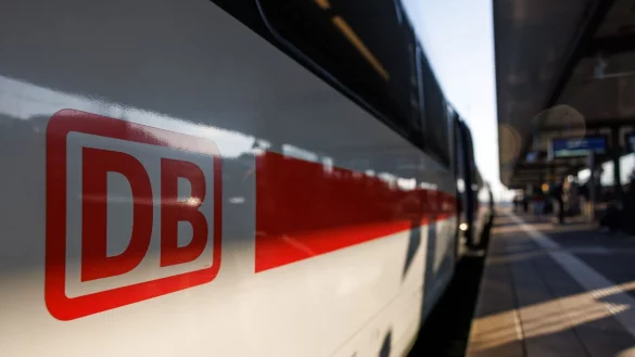 Die Deutsche Bahn meldet derzeit Probleme bei der Fahrplanauskunft. - &copy; Daniel Karmann/dpa