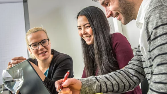 Gerade bei hybriden Konferenzen k&ouml;nnen Infos schon mal untergehen. Ein Protokoll kann dann das Wichtigste zusammenfassen. - &copy; Christin Klose/dpa-tmn